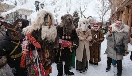 С медведем по соседям: городские колядки прошли в Томске