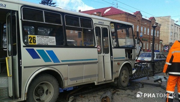 Маршрутки томск. Маршрутка Томск. 26 Автобус Томск. Автобус въезжает в Томск. Автобус в ограде.