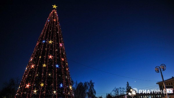 Хороводы, песни и Морозко: как в Томске главную елку открывали