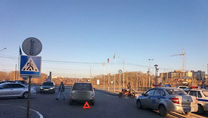Водитель мотоцикла и пешеход пострадали после ДТП на парковке в Томске