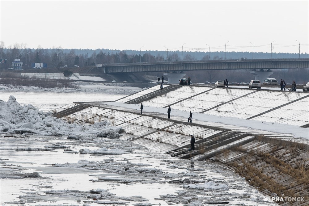 Уровень томи. Уровень воды в Томи в Томске. Река Томь уровень воды в Томске. Уровень воды в реке Томь. Уровень воды рек Обь Томь.