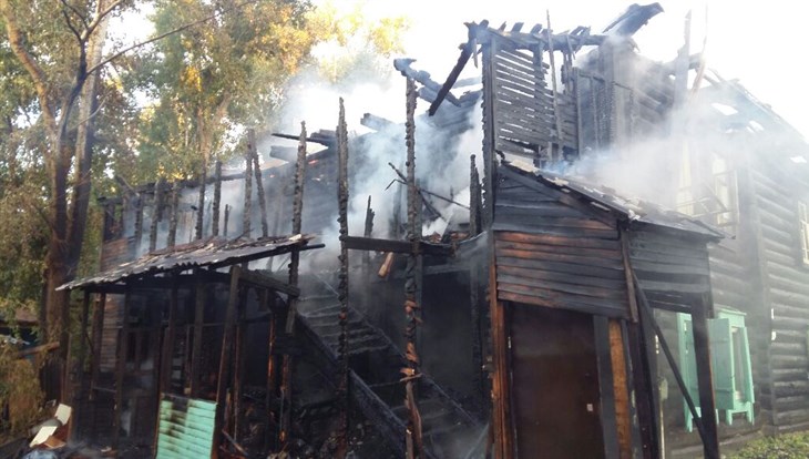 Пожарные эвакуировали двух человек из горящего дома в Томске