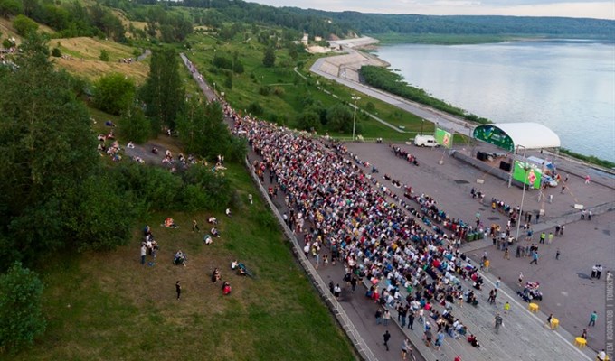 Веб камера лагерный сад томск. Нижняя терраса лагерного сада Томск. Лагерный сад Томск набережная. Набережная сцена лагерный сад Томск. Вид с лагерного сада Томск.